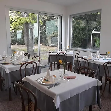 Le Querce 3* סניגליה